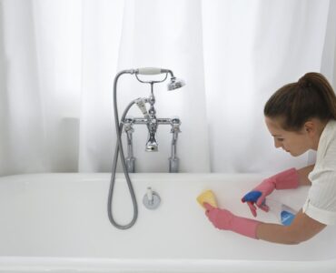 cleaning bathtub with bleach